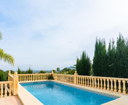 Piscina exterior que cuenta con una hermosa vista hacia la comunidad de Pedreguer 