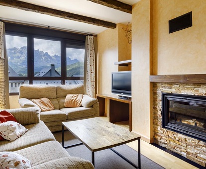 Piscina al aire libre rectangular con espectacular vista a las grandes montañas de Panticosa Casa Peña Sabocos