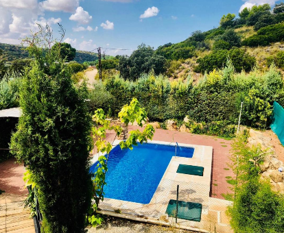 Piscina exterior situada en plena montaña. Casa Rural Pernales II Ruidera