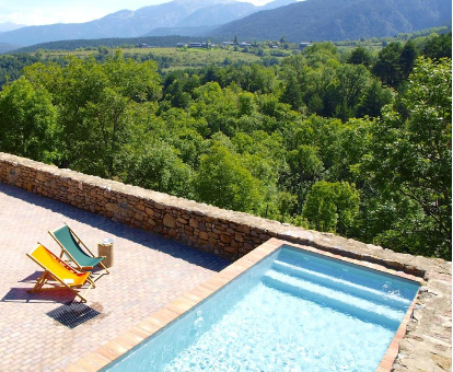 Piscina con vista a la naturaleza de la region del chalet Cal Pesolet Eco Turisme Rural en Bellver de Cerdanya
