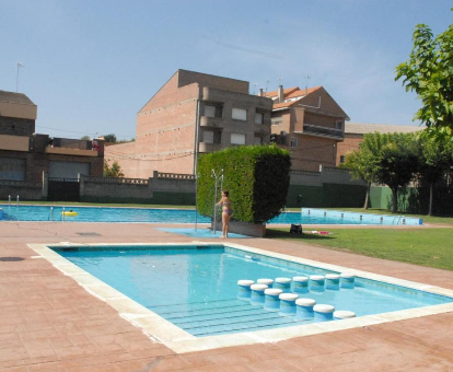 Doble Piscina de exterior cerca del jardin en la Ca La Pia en Corbíns