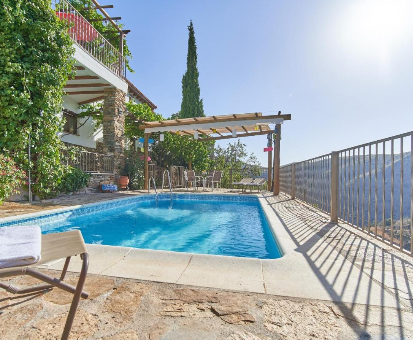 Fabulosa piscina al aire libre con una gran vista hacia las montañas de Laroya Casas Rurales Picachico