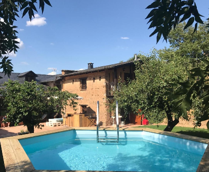 Piscina al aire libre localizada en el medio del jardín de la casa Pico del Lugar Villar de los Barrios