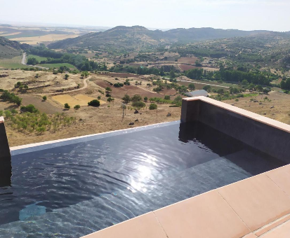 Hermosa piscina con espectacular vista hacia el campo. Casa rural Planeta Chico en Zafra de Záncara