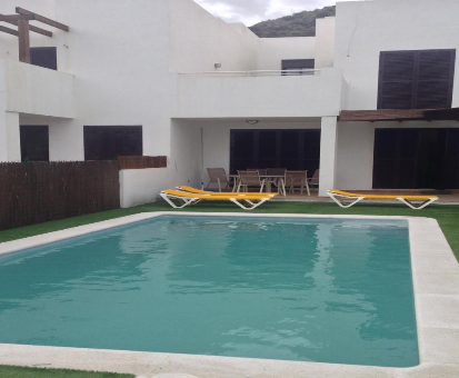 Piscina al aire libre situada en la parte trasera de la Casa Playa Macenas en Mojácar