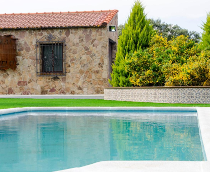 Piscina exterior rectangular con vista a los hermosos valles de Fuenlabrada Casa Rural El Portezuelo