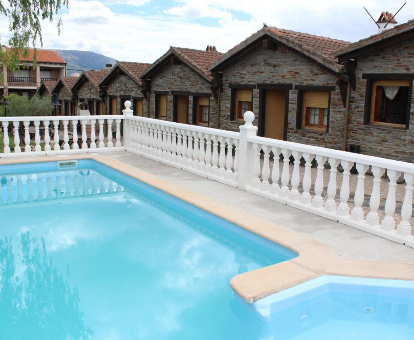 Hermosa piscina exterior con vista a las montañas casa rural Posadas De Granadilla Zarza de Granadilla