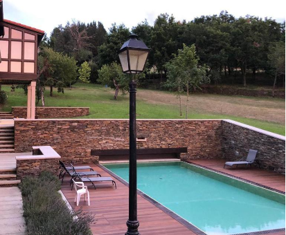 Piscina al aire libre com hermosa vista al campo de la casa Pro Pantea Nocedas