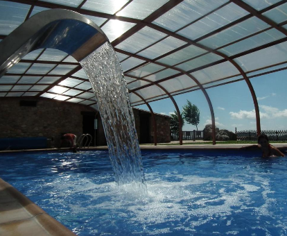 Piscina exterior techada ubicada en la casa Poble Rural Puig Arnau - Pubilló en Oden