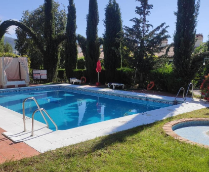 Piscina al aire libre ubicada en el jardín de la Casa rural Puerto Mágina en Torres