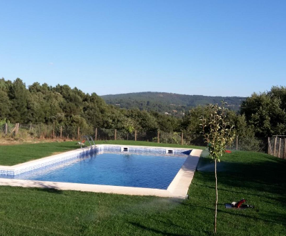 Piscina exterior situada en el jardín de la Casa Ramiras en O Viso 