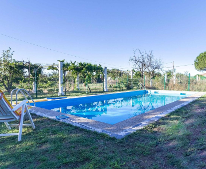 Hermosa piscina al aire libre rodeada de un hermosa vegetacion campestre. El Refugio de Ana Villaralbo