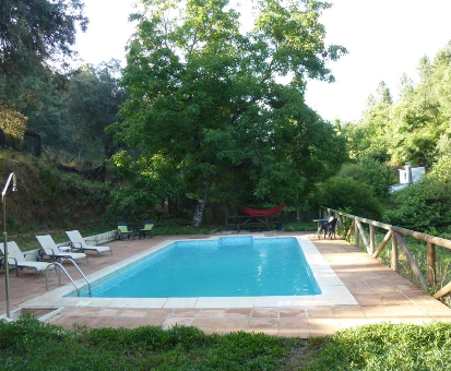 Piscina al intemperie ubicada a pie de colina Casa El Refugio de Los Molinos en Cortegana