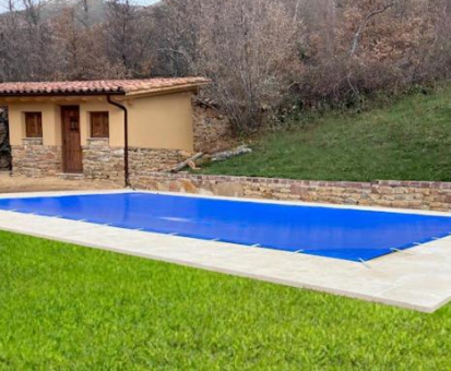 Piscina rectangular al intemperie ubicada en plena montaña. El Refugio de Verdiago en Verdiago