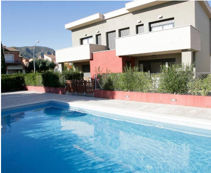 Piscina exterior situada frente a la terraza del chalet Rentalmar Romani Adosados Miami Platja 