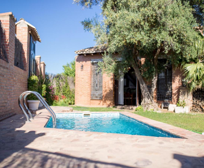 Piscina exterior ubicada en el patio trasero de la Villa Rotonda en Alquerías del Niño perdido