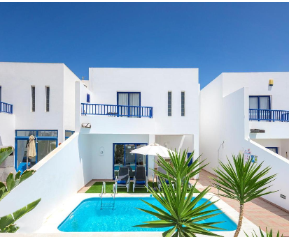 Piscina cuadrada de exterior de las Villas Puerto Rubicon en Playa Blanca