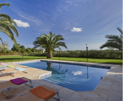 Piscina al aire libre situada en el jardín de la Villa S'Hortal en Ciutadellla