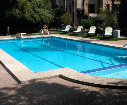 Piscina semiolpimpica con trampolin de la casa rural Sa Cudia Cremada en Mahón