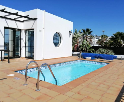 Piscina rectangular al aire libre de la Villas Salinas de Metagorda en Puerto del Carmen