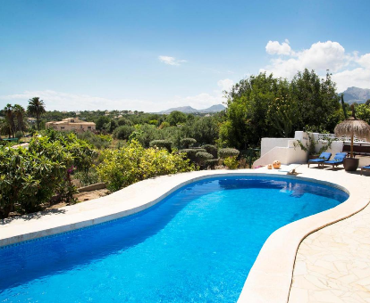 Piscina ovalada exterior con preciosa vista hacia el valle en la Villa Samar Altea en Altea