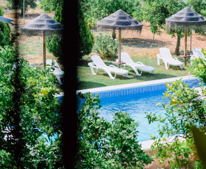 Piscina exterior ubicada en el jardín de la Casa Rural San Antonio en Cabra