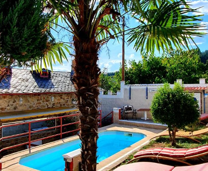 Piscina al aire libre ubicada en la terraza del Chalet Santa Teresa en Ponferrada