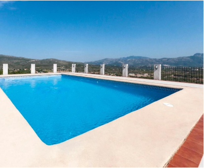 Piscina rectangular al aire libre con excelente vista hacia las montañas Villa Sensacions en Luchente