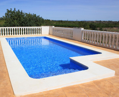 Piscina al aire libre con excelente vista hacia la naturaleza de la región Sierra de Chiva Villa Chiva