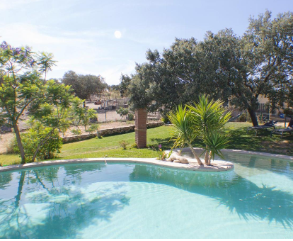 Impresionante piscina exterior ovalada ubicada en el jardìn de la casa Sierra Hornachos en Hornachos