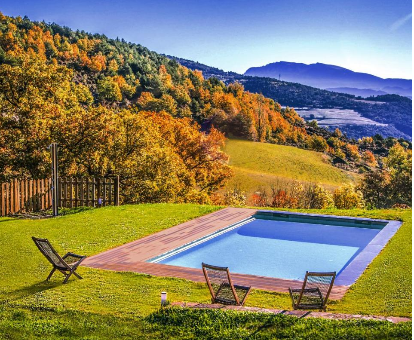 Piscina con vista a las montañas ubicado en el jardin de la casa rural Cal Sodhi en Argestues