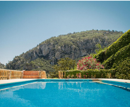 Hermosa piscina al aire libre con fabolusa vista hacia las grandes montañas de Valdemossa Finca Son Brondo