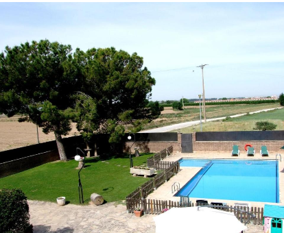 Piscina al aire libre ubicada en el jardin de la casa Spacious Holiday Home en Bellpuig