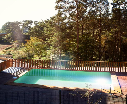 Piscina al aire libre situada en terraza y con fabulosa vista al bosque en Eco House 