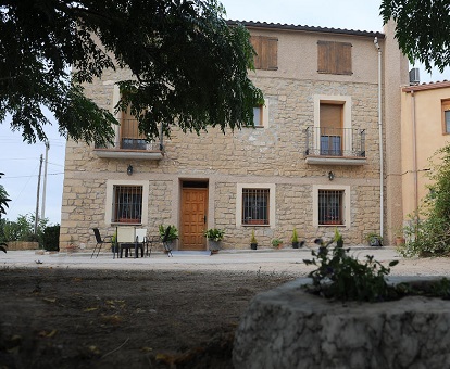 Piscina exterior rectangular cerca del jardín de la Casa Rural Torre Gil en Alcañiz