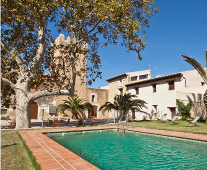 Piscina exterior cerca del jardín de la casa Torre del Prior en Tortosa