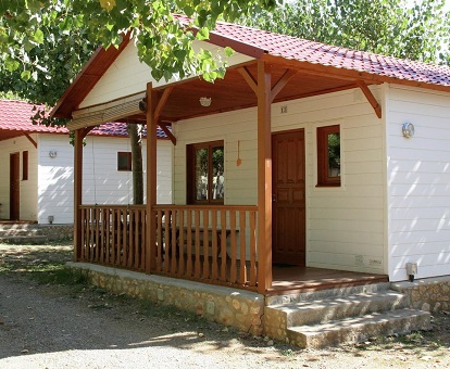 Piscina exterior semiolímpica de la casa Holiday Home Vakantiepark Isábena 2 en La Puebla de Roda