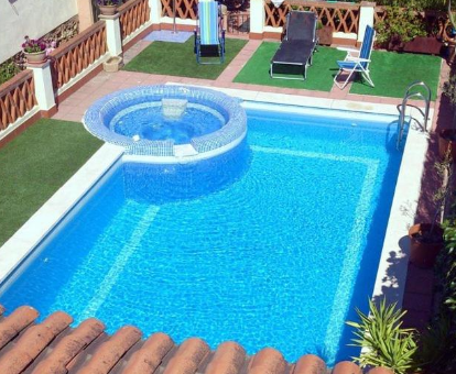 Piscina exterior rectangular de la Casa Rural Valdevilano en La Roca de la Sierra