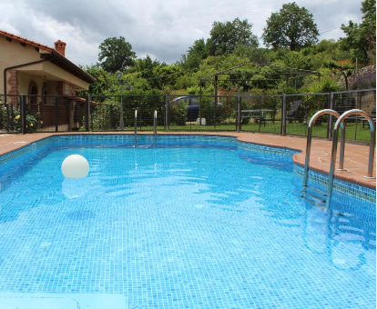 Piscina al aire libre muy cerca de la floresta de la Casa Rural Aguas del Venero en Losar de la Vera