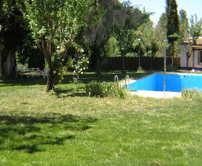 Piscina al aire libre localizada en el jardín de la Casa Rural Venta del Celemín en Ossa de Montiel
