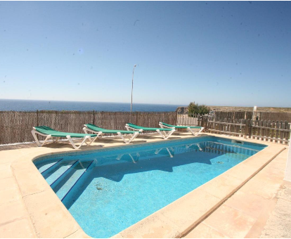 Piscina al aire libre con vista a la playa en la Villa Victor en Cala en Blanes