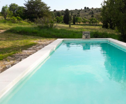 Amplia piscina de exterior con hermosa vista hacia las colinas y al campo de Baltanás. Villa Baltanas