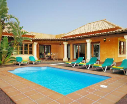 Piscina exterior localizada en el patio de la Villa Brisas del Mar en Corralejo