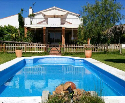 Piscina excterior ubicada en el jardín de la Villa en Mirandilla