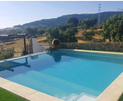 Piscina al aire libre cuadrada con impresionante vista a la naturaleza de Monesterio