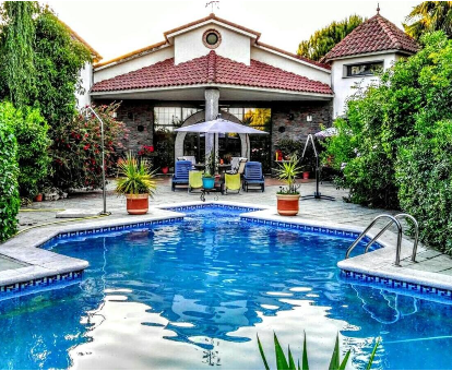 Espléndida piscina al aire libre situada en el patio de la Villa de Santa Amalia