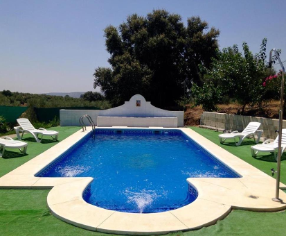 Piscina exterior con fuentes de agua de la Casa Rural Villa Mara en La Puebla de los Infantes