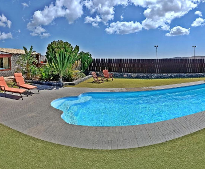 Piscina al intemperie localizada en el patio de la Villa Masé en La Asomada