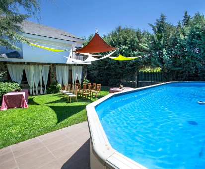 Hermosa piscina situada en el vergel de la Casa Rural Villa de Monte en Navahermosa