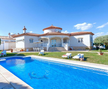 Piscina amplia al aire libre de la Villa Villa Mys Miami Platja